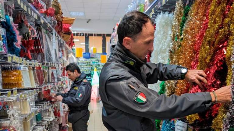 Addobbi di Natale e cosmetici fuori norma ai bazar cinesi: sequestri a Forlì, Cesena e Savignano Addobbi di Natale e cosmetici fuori norma ai bazar cinesi: sequestri a Forlì, Cesena e Savignano