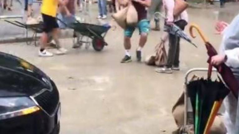 Forlì. La tanto temuta pioggia è arrivata, corsa ai sacchi nel quartiere San Benedetto Forlì. La tanto temuta pioggia è arrivata, corsa ai sacchi nel quartiere San Benedetto