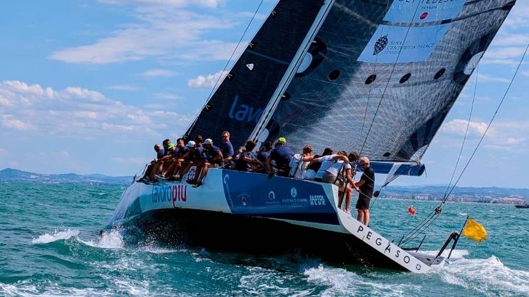 Vela, Anywave vince la sfida di match race con Pegaso e porta la coppa a Trieste Vela, Anywave vince la sfida di match race con Pegaso e porta la coppa a Trieste