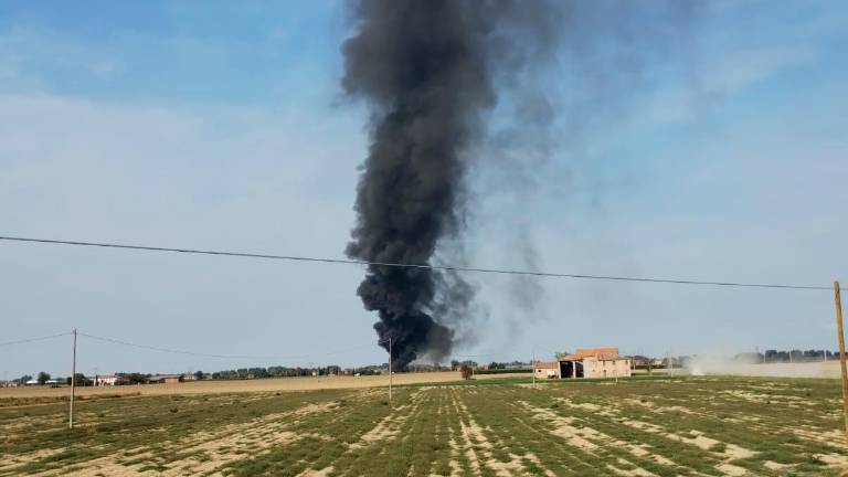 Ravenna. Cumulo di stracci va a fuoco, incendio devasta un capannone Ravenna. Cumulo di stracci va a fuoco, incendio devasta un capannone