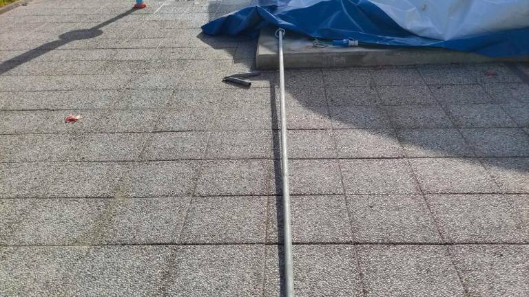 Le raffiche di vento abbattono i palloni pressostatici di calcetto e piscina Le raffiche di vento abbattono i palloni pressostatici di calcetto e piscina