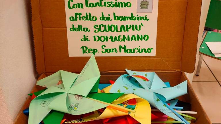 Gatteo, “i soldi del nostro mercatino sono per voi”: i bambini della primaria di Domagnano aiutano la scuola dell’infanzia “Stella Moretti” Gatteo, “i soldi del nostro mercatino sono per voi”: i bambini della primaria di Domagnano aiutano la scuola dell’infanzia “Stella Moretti”