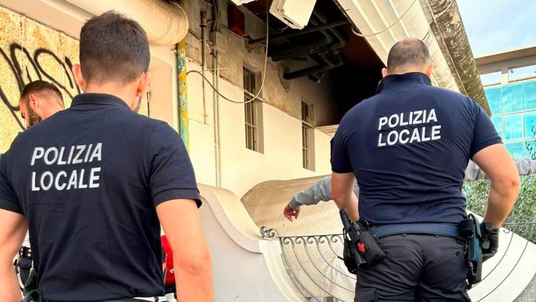Riccione, bivacchi e occupazioni abusive: controlli della Polizia Locale in piazzale Azzarita e in zona Marano Riccione, bivacchi e occupazioni abusive: controlli della Polizia Locale in piazzale Azzarita e in zona Marano