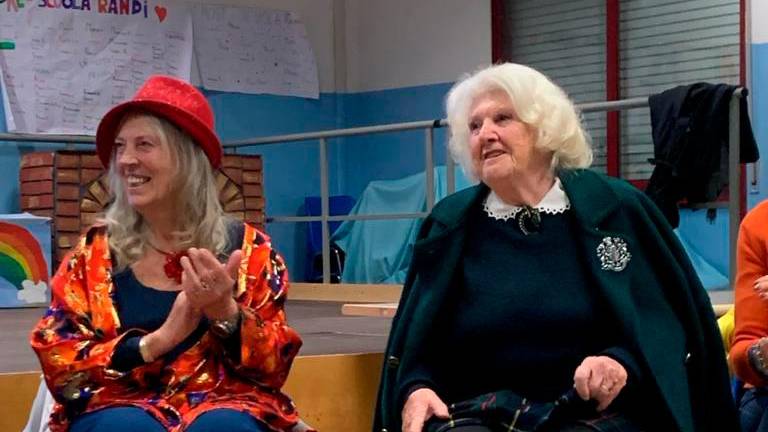 Le due maestre festeggiate alla Randi: Luisa Corazza (col cappello rosso) e Luciana Zama