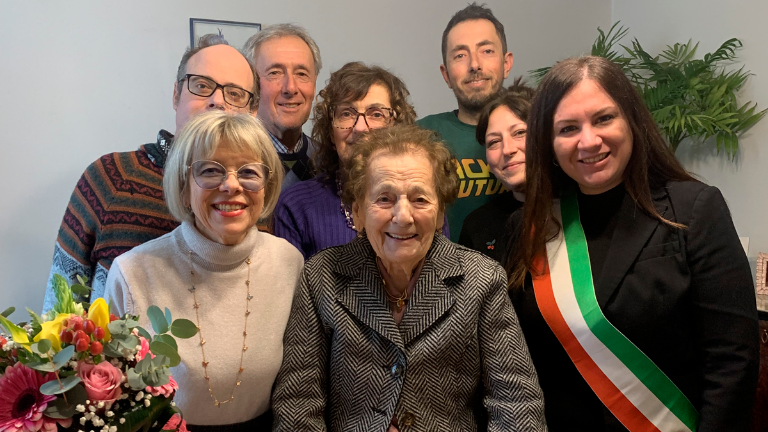Cotignola, Maria Boschi compie 100 anni, ogni giorno gioca a carte e legge i quotidiani Cotignola, Maria Boschi compie 100 anni, ogni giorno gioca a carte e legge i quotidiani
