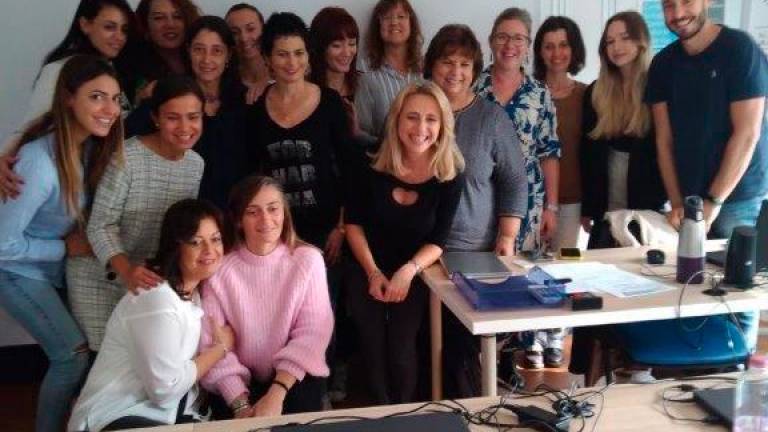 La consigliera delegata Barbara Di Natale con alcune protagoniste del progetto La consigliera delegata Barbara Di Natale con alcune protagoniste del progetto