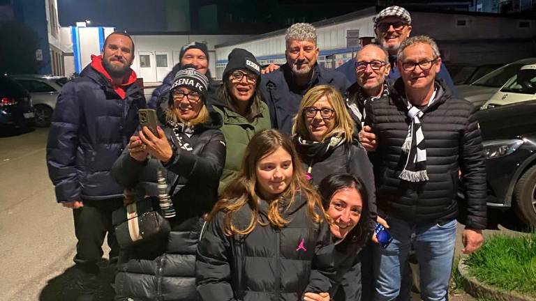 Dario Hubner insieme ad alcuni tifosi bianconeri al Rigamonti Dario Hubner insieme ad alcuni tifosi bianconeri al Rigamonti