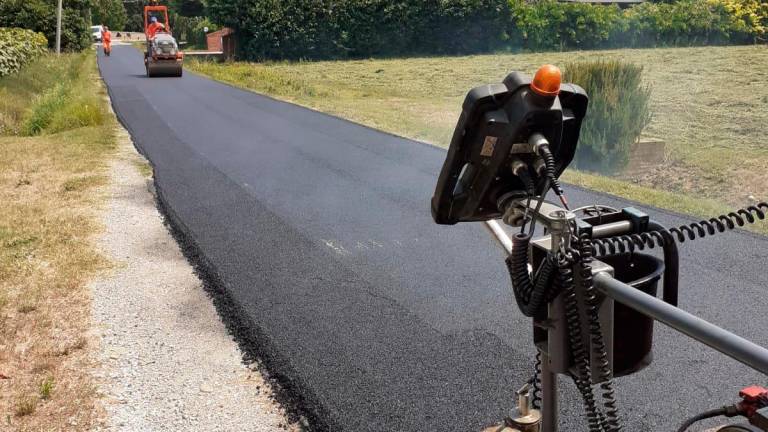 Bertinoro, prendono il via i lavori di asfaltatura di via Montazzo - foto Bertinoro, prendono il via i lavori di asfaltatura di via Montazzo - foto
