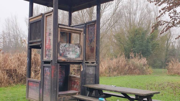 Lugo, Parco del Loto: torretta danneggiata, rifiuti abbandonati Lugo, Parco del Loto: torretta danneggiata, rifiuti abbandonati