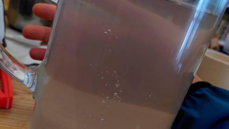 Una caraffa di acqua sporca Una caraffa di acqua sporca