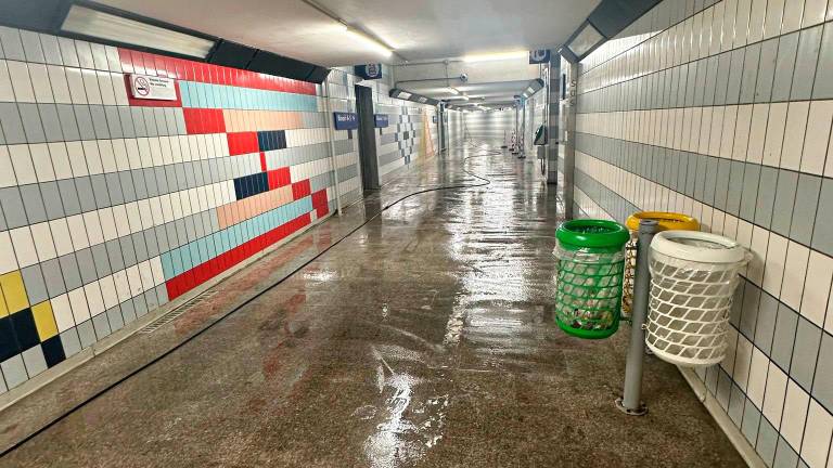 Lugo, scarsa igiene e rifiuti sparsi: ripulito il sottopasso ferroviario Lugo, scarsa igiene e rifiuti sparsi: ripulito il sottopasso ferroviario
