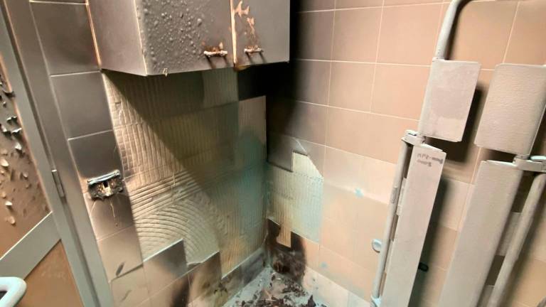 Lugo, paziente dà fuoco al Pronto soccorso: evacuate 15 persone nella notte Lugo, paziente dà fuoco al Pronto soccorso: evacuate 15 persone nella notte