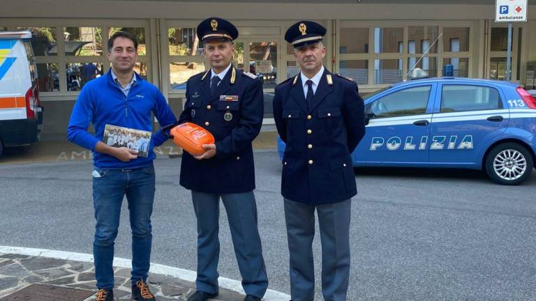 Cesena, defibrillatore per il commissariato di polizia donato dall'Ausl Cesena, defibrillatore per il commissariato di polizia donato dall'Ausl