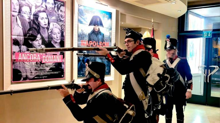 A Cesena un tuffo nel passato con le truppe napoleoniche schierate al cinema Eliseo A Cesena un tuffo nel passato con le truppe napoleoniche schierate al cinema Eliseo