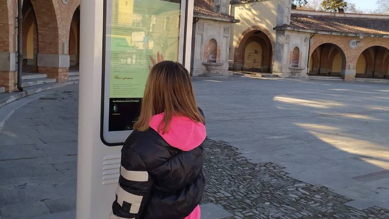 Predappio, totem informativo in piazza per i turisti Predappio, totem informativo in piazza per i turisti