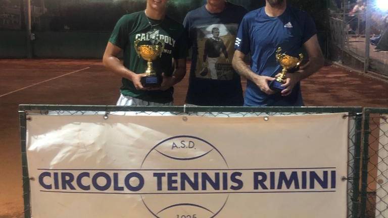 Tennis, Shafer domina la finale del trofeo Golfetta Tennis, Shafer domina la finale del trofeo Golfetta