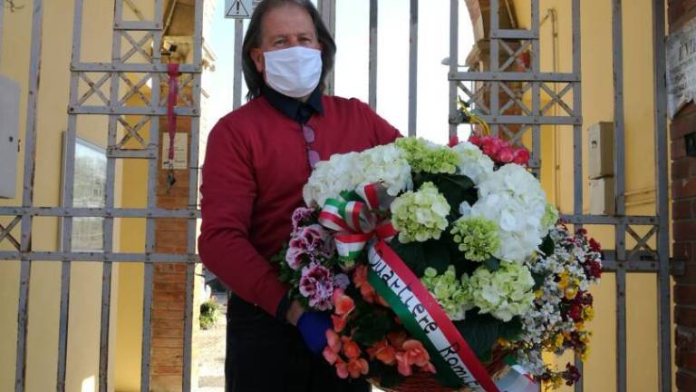 Forlì, il comitato dei Romiti depone fiori per i defunti Forlì, il comitato dei Romiti depone fiori per i defunti