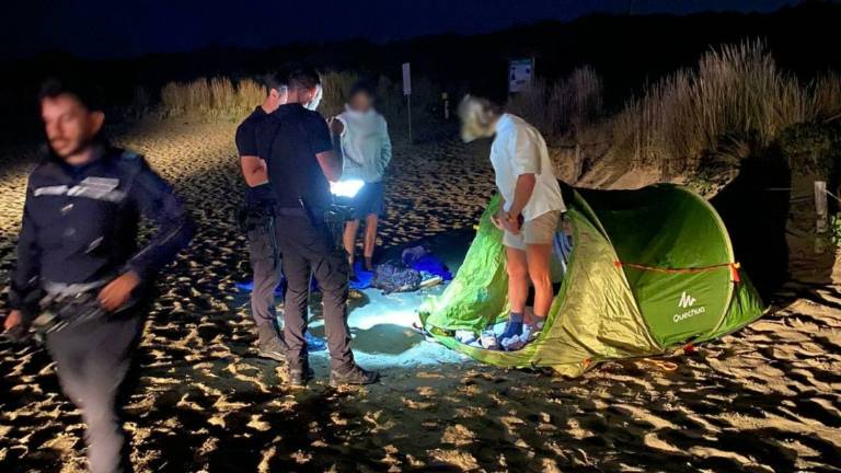 Ravenna, monta la sua tenda in spiaggia: multa al campeggiatore abusivo Ravenna, monta la sua tenda in spiaggia: multa al campeggiatore abusivo