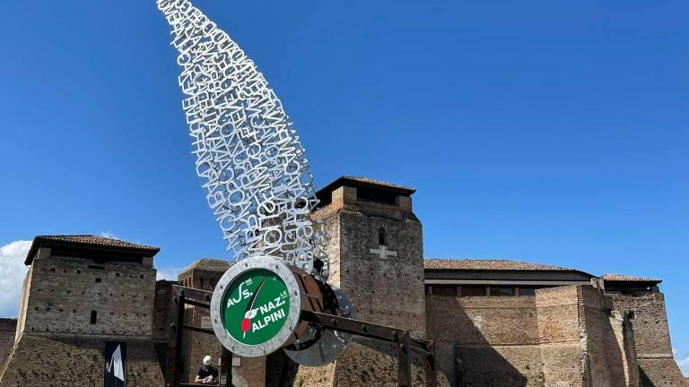 Alpini a Rimini, in piazza Malatesta la penna monumento simbolo dell'adunata Alpini a Rimini, in piazza Malatesta la penna monumento simbolo dell'adunata