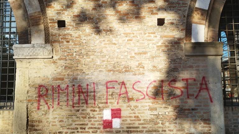 Rimini. Sul palazzo del podestà appare la scritta Rimini fascista. E' caccia ai vandali Rimini. Sul palazzo del podestà appare la scritta Rimini fascista. E' caccia ai vandali
