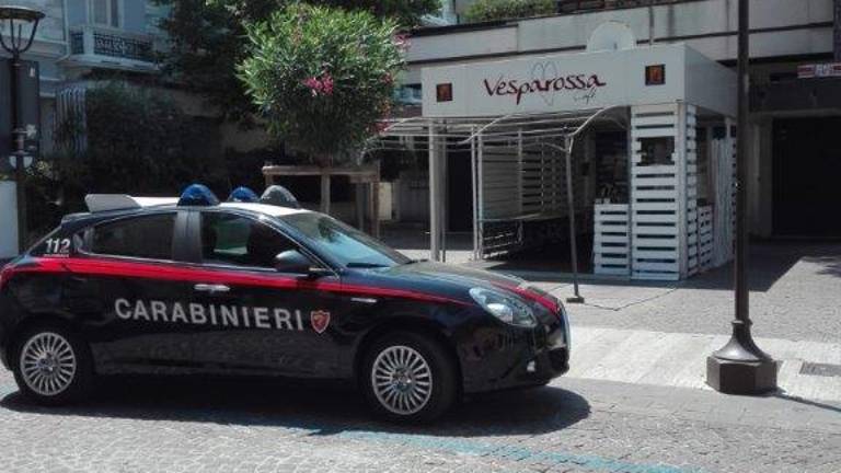 Giovani appiccicati e senza mascherina: multato locale di Riccione Giovani appiccicati e senza mascherina: multato locale di Riccione