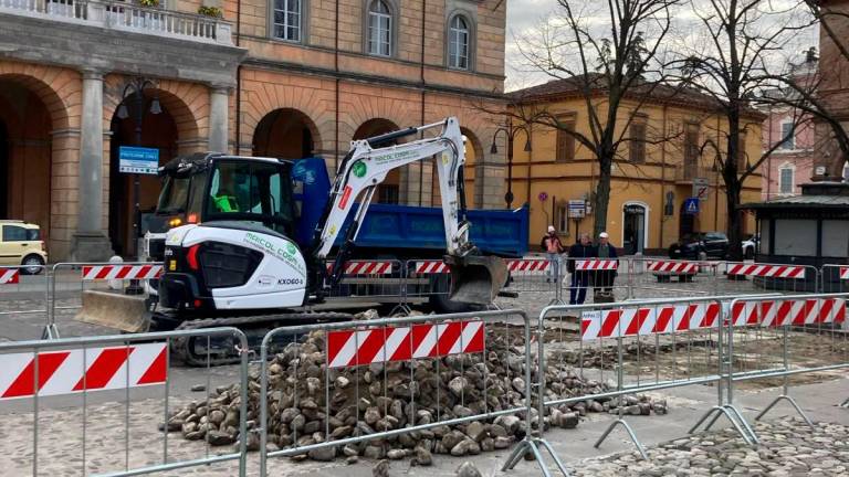 Santarcangelo, piazza Ganganelli: riprendono i lavori Santarcangelo, piazza Ganganelli: riprendono i lavori