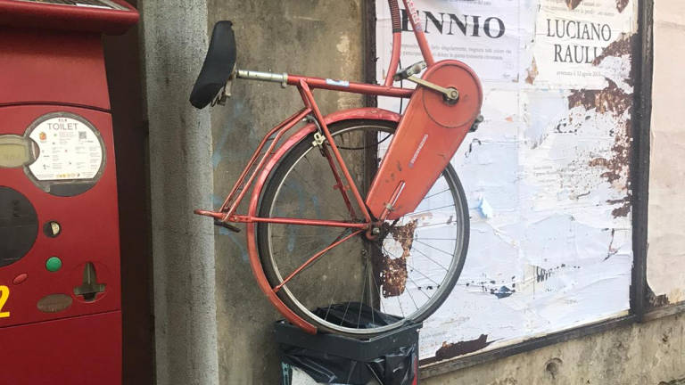 La curiosa bici gettata nel cestino dei rifiuti in centro a Ravenna La curiosa bici gettata nel cestino dei rifiuti in centro a Ravenna