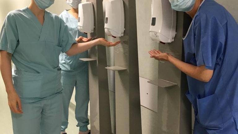 Forlì, l'Atelier delle lingue dona dispenser all'ospedale Forlì, l'Atelier delle lingue dona dispenser all'ospedale
