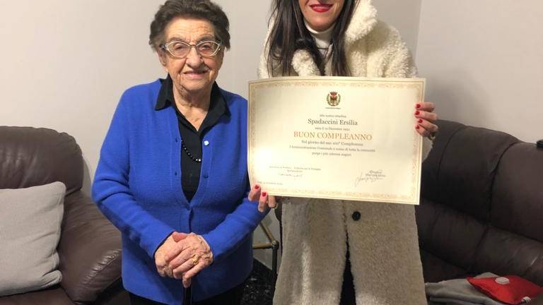 Forlì, 100 anni e 15 tra nipoti e pronipoti: auguri nonna Ersilia Forlì, 100 anni e 15 tra nipoti e pronipoti: auguri nonna Ersilia