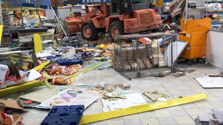 Morciano. Ladri con la ruspa devastano un supermercato Morciano. Ladri con la ruspa devastano un supermercato