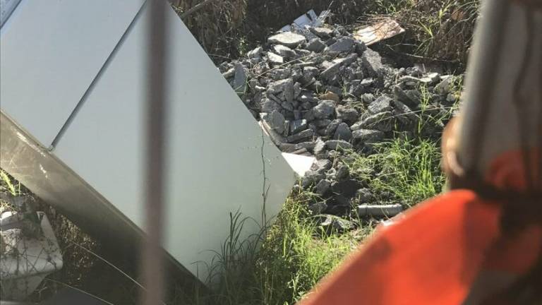 Dal frigorifero al bidet: rifiuti abbandonati nel cantiere di Marina di Ravenna Dal frigorifero al bidet: rifiuti abbandonati nel cantiere di Marina di Ravenna