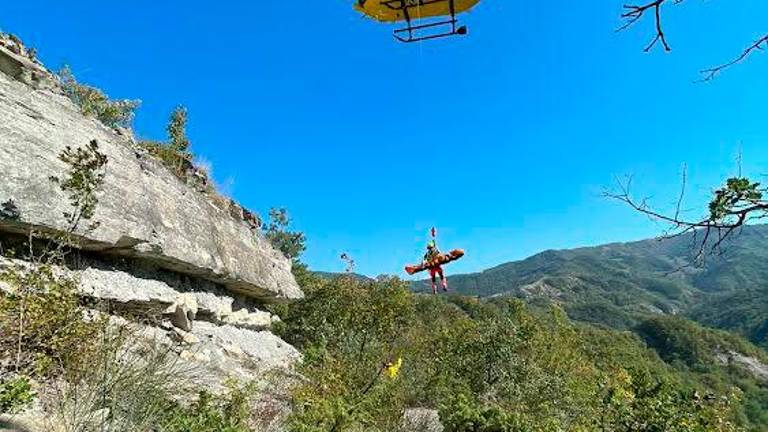 Santa Sofia, 51enne scivola nel fiume Bidente e si ferisce, sul posto 118 e Soccorso alpino Santa Sofia, 51enne scivola nel fiume Bidente e si ferisce, sul posto 118 e Soccorso alpino