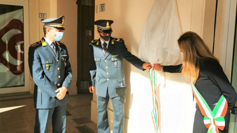 Coriano, finanziere morto, famiglia dona un defibrillatore Coriano, finanziere morto, famiglia dona un defibrillatore