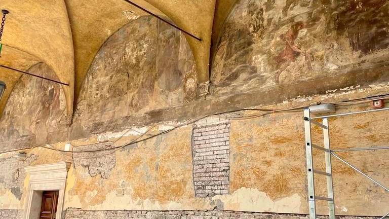 Forlì. Chiostro di San Mercuriale: ripulito il pozzo e recuperate le figure delle lunette Forlì. Chiostro di San Mercuriale: ripulito il pozzo e recuperate le figure delle lunette
