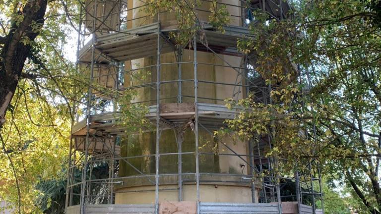 L'acquedotto di San Martino in Strada fatto a pezzi per demolirlo L'acquedotto di San Martino in Strada fatto a pezzi per demolirlo