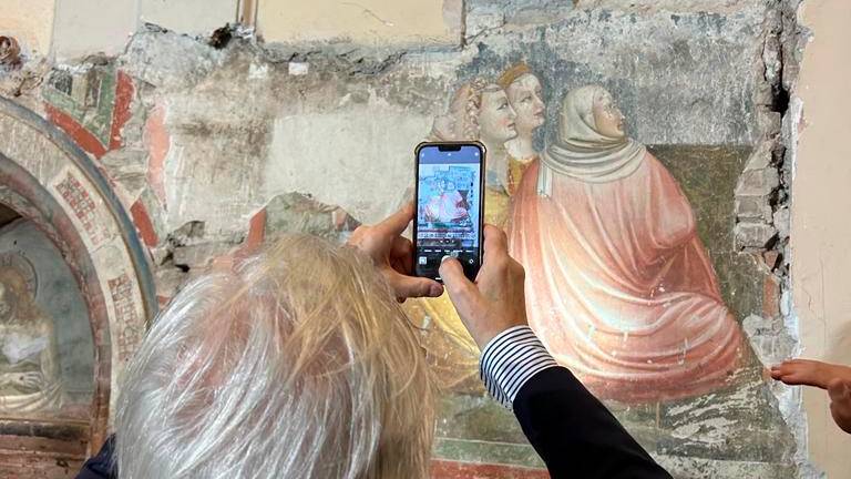 Villa Verucchio, Sgarbi affascinato dagli affreschi di Santa Croce GALLERY Villa Verucchio, Sgarbi affascinato dagli affreschi di Santa Croce GALLERY