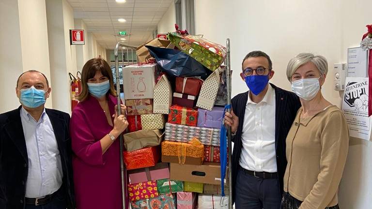Forlì, Scatole di Natale per i pazienti Covid Forlì, Scatole di Natale per i pazienti Covid