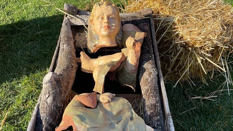 Castel San Pietro, presepe danneggiato, le scuse dei ragazzi: Volevamo solo fare una foto Castel San Pietro, presepe danneggiato, le scuse dei ragazzi: Volevamo solo fare una foto