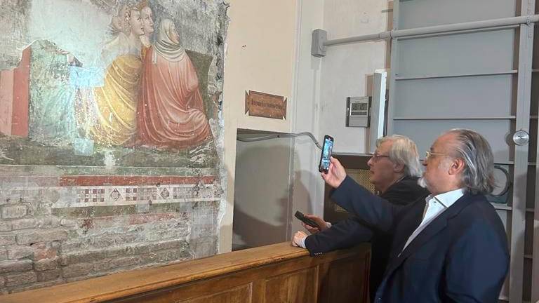 Villa Verucchio, Sgarbi affascinato dagli affreschi di Santa Croce GALLERY Villa Verucchio, Sgarbi affascinato dagli affreschi di Santa Croce GALLERY