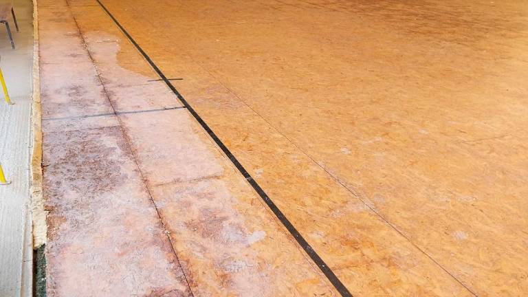 La vecchia pavimentazione del campo della tensostruttura La vecchia pavimentazione del campo della tensostruttura