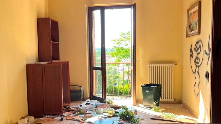 Cattolica, vandali devastano la sede Anpi - Gallery Cattolica, vandali devastano la sede Anpi - Gallery