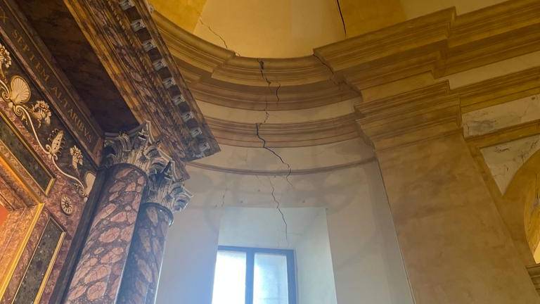 Brisighella, si aggrava la situazione alla Collegiata: crepe sempre più grandi Brisighella, si aggrava la situazione alla Collegiata: crepe sempre più grandi