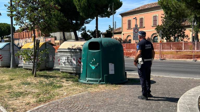 Cesena, rimosso divano in strada usato da una senzatetto: vigili aggrediti con spray urticante Cesena, rimosso divano in strada usato da una senzatetto: vigili aggrediti con spray urticante