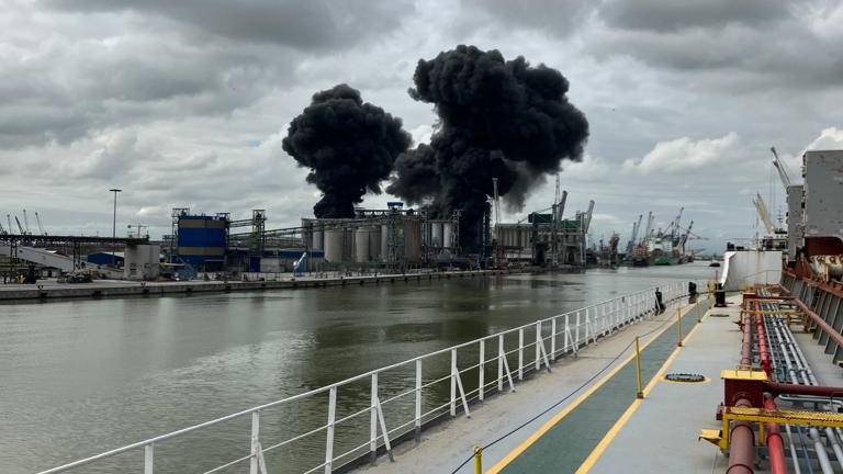 Incendio nella zona portuale di Ravenna Incendio nella zona portuale di Ravenna