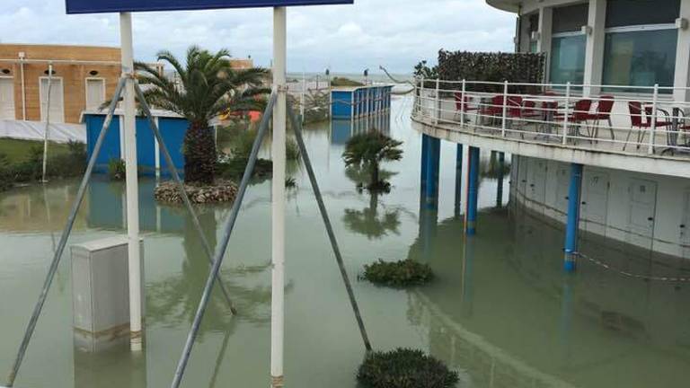 Acqua alta in Riviera: si affogano le spiagge senza barriere Acqua alta in Riviera: si affogano le spiagge senza barriere
