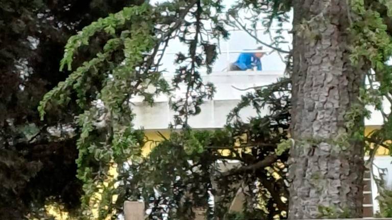 Un operaio al lavoro sul tetto Un operaio al lavoro sul tetto
