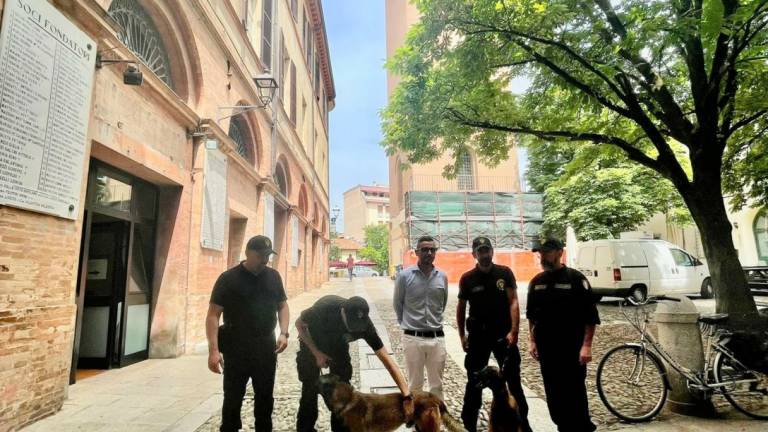 Forlì. Prevenzione droga nei parchi e davanti alle scuole con Dark e Daila Forlì. Prevenzione droga nei parchi e davanti alle scuole con Dark e Daila