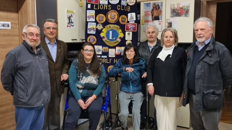 Il Lions Club Forlì dona tremila euro per combattere la sclerosi multipla Il Lions Club Forlì dona tremila euro per combattere la sclerosi multipla