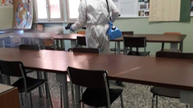 Coronavirus Lugo, genitori ghostbuster sanificano la scuola VIDEO Coronavirus Lugo, genitori ghostbuster sanificano la scuola VIDEO