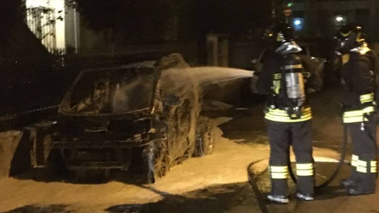 Rimini, auto a fuoco nella notte Rimini, auto a fuoco nella notte